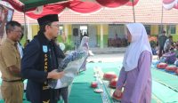 Bupati Algafry Serahkan Bantuan Perlengkapan Sekolah kepada 19 Siswa SMPN 2 Pangkalanbaru
