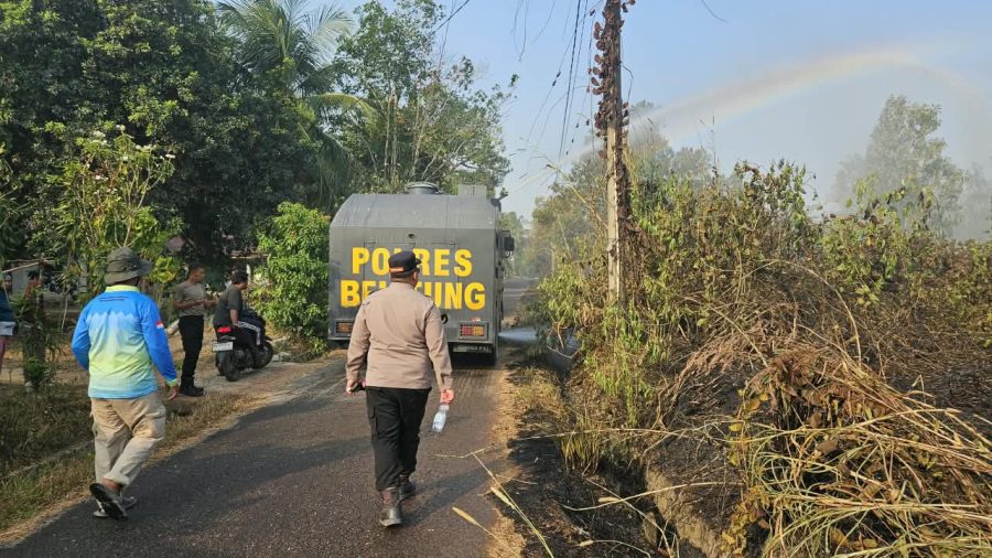 Cegah Karhutla Meluas, Mobil Water Cannon Polres Belitung Diterjunkan ke Desa Batu Itam