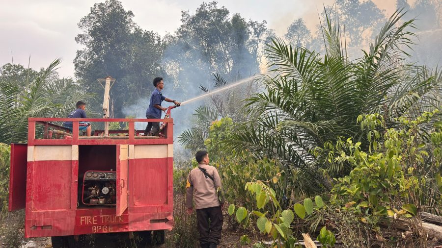 9 Jam Berjibaku hingga Malam, Gabungan Polres, PT BPL, dan Warga Berhasil Padamkan Karhutla Air Bulin