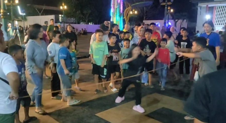 Gelak Tawa di Simpang Lima Toboali: Dari Permaian Yeye hingga Hula Hoop Hidupkan Kenangan Era 90-an