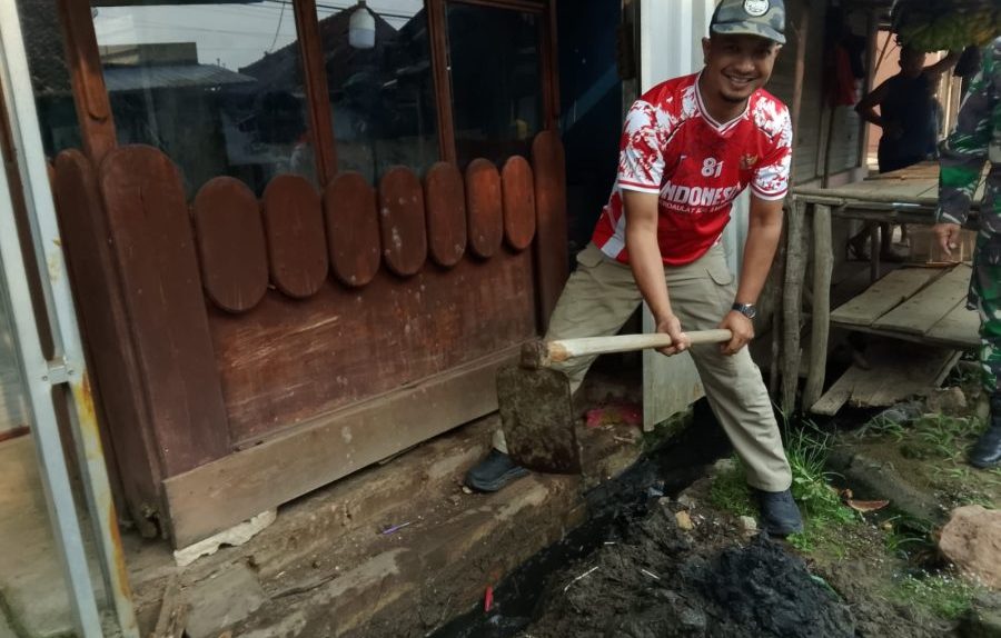 Antisipasi Banjir, Kecamatan Parittiga Gelar Inovasi Gotong Royong Jumat Berkah di Area Pasar