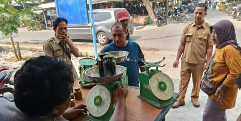 Dorong Daerah Tertib Ukur, DKUP Bangka Barat Tera Ulang 25 Timbangan di Pasar Mentok