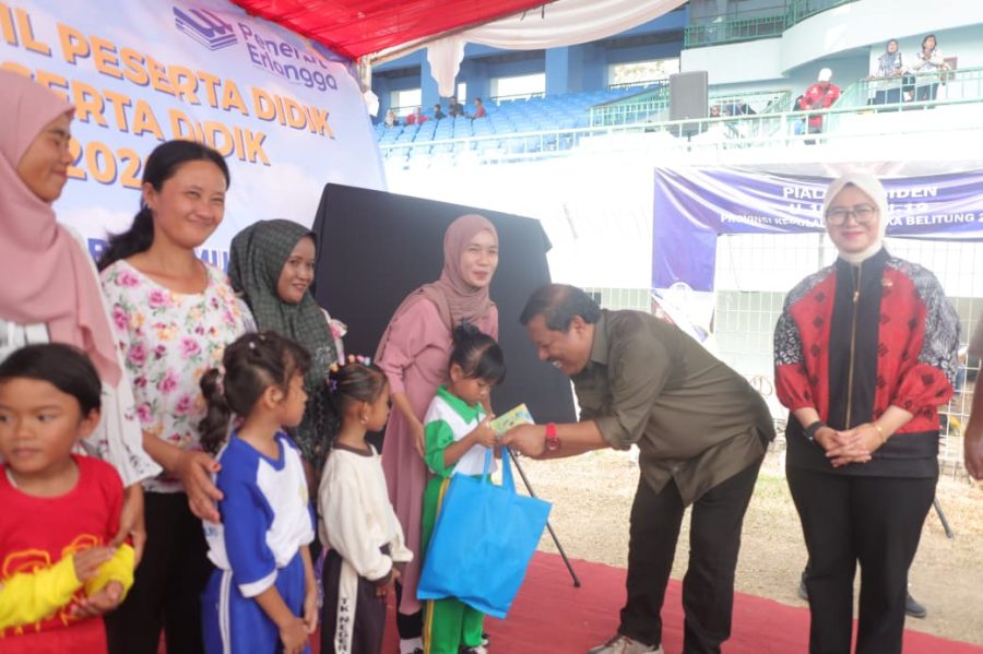 Senyum Bahagia 1.000 Pelajar Pangkalpinang Menerima Bantuan Seragam dan Tabungan Sekolah