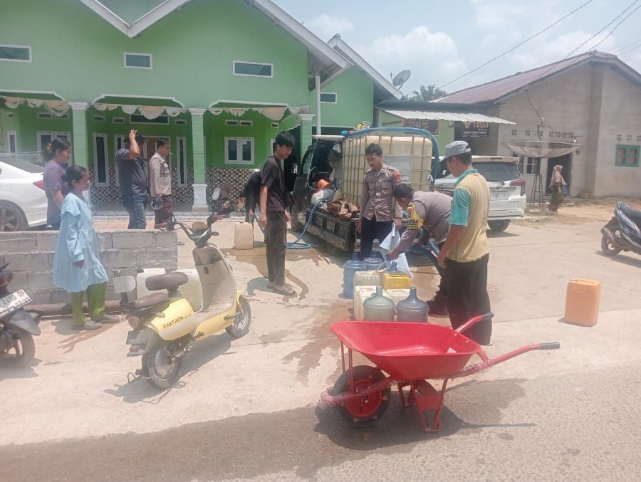 Atasi Kekeringan, Polsek Tempilang dan PT Sawindo Salurkan 4 Ton Air Bersih ke Warga Tanjung Niur