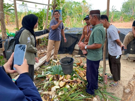 Solusi Ekonomi Petani Desa Rajik: Prodi Manajemen UBB Kenalkan Kompos Pelepah Sawit