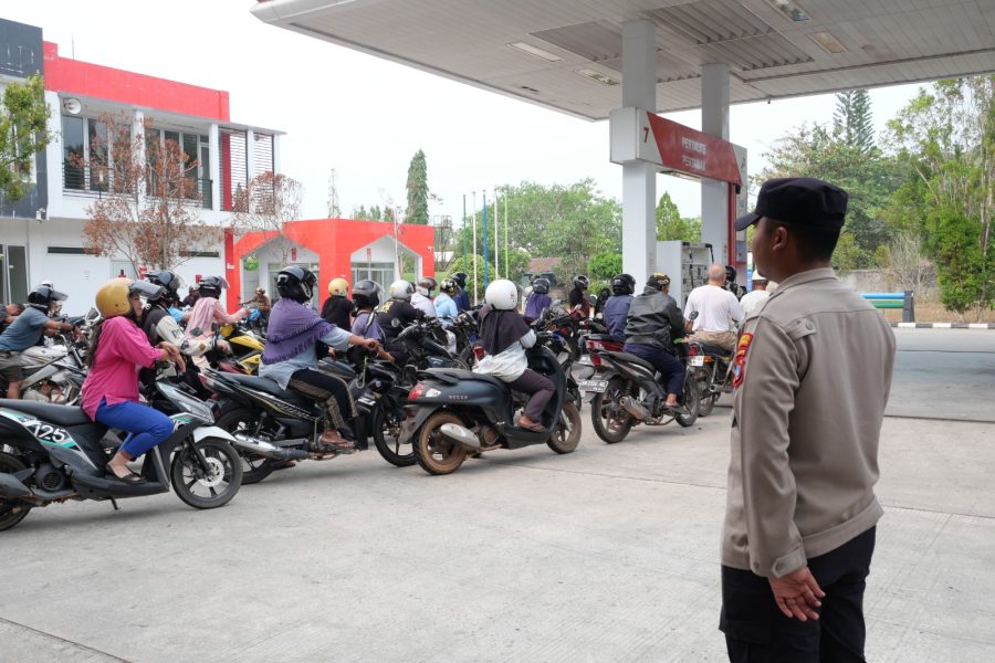 Situasi antrean pengisian Bahan Bakar Minyak (BBM) di SPBU Air Merbau, Kabupaten Belitung, pada Rabu (30/9/2026) terpantau