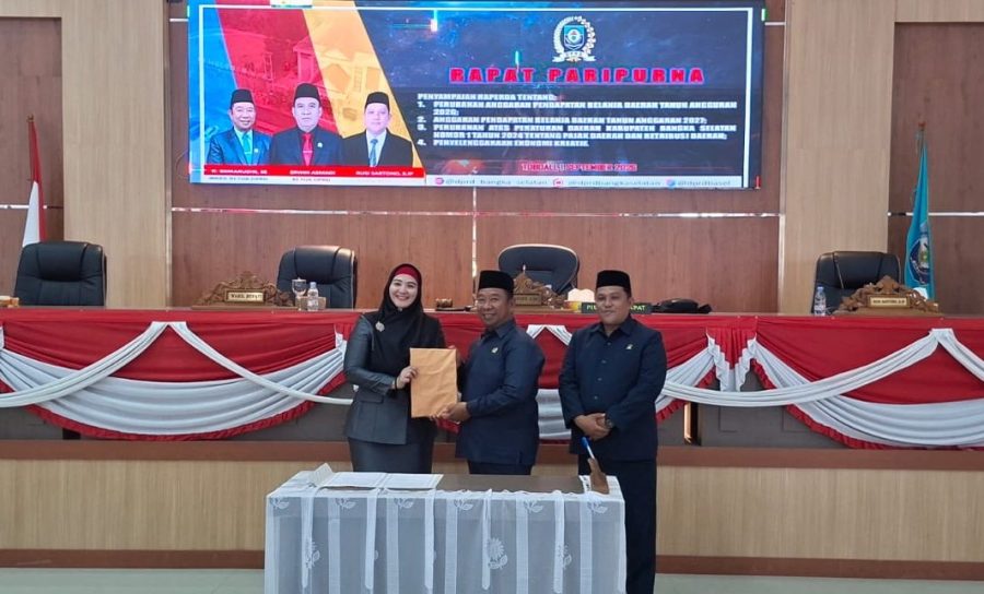 Geliatkan Ekonomi Lokal: Wabup Debby Sampaikan Raperda Strategis dan Ekraf di DPRD Basel