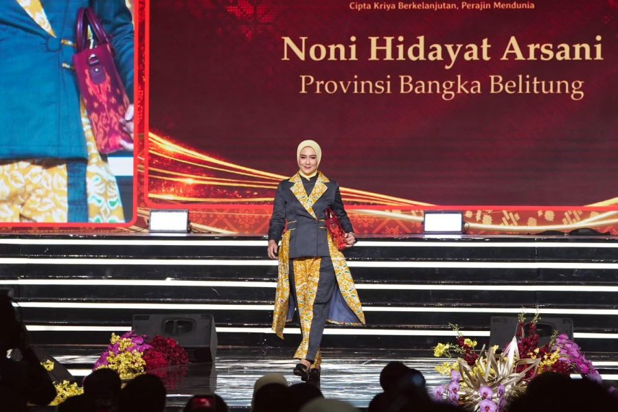 Anggun dan Memukau, Noni Hidayat Tampilkan Keindahan Tenun Cual Destiani di Kriyanusa 2026