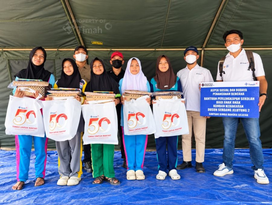 Bantu Korban Kebakaran Bangka Selatan, PT Timah Distribusi 210 Paket Seragam dan Trauma Healing