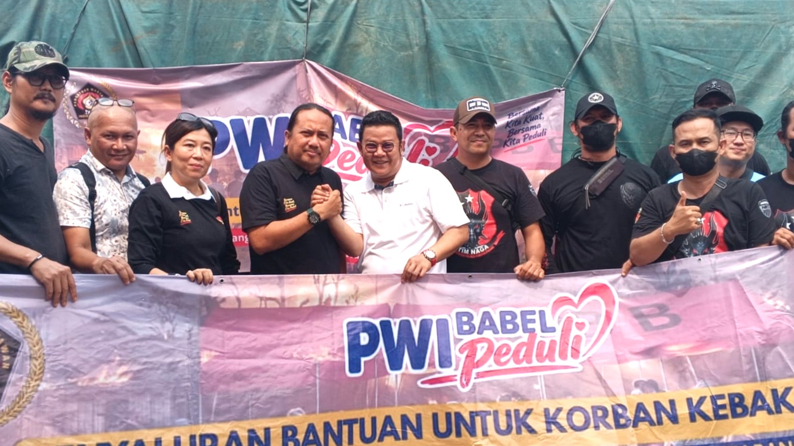 Bupati Riza Herdavid Sambut Langsung Tiga Armada Bantuan PWI Babel Peduli di Posko Pengungsian Dusun Serdang