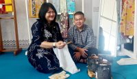 Semarak Hari Batik Nasional, Swiss-Belhotel Pangkalpinang Ajak Para Tamu Membatik Bersama Seniman Disabilitas