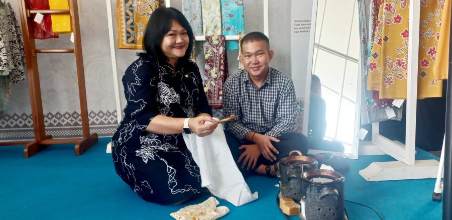 Semarak Hari Batik Nasional, Swiss-Belhotel Pangkalpinang Ajak Para Tamu Membatik Bersama Seniman Disabilitas