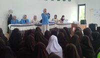 Mahasiswa Kedokteran UBB Bedah Masalah Kutu Kepala di Pesantren Bahrul Ulum