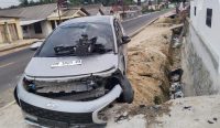 Diduga Mengantuk saat Setir Mobil, Kendaraan MPV Tabrak Parit di Airgegas: 1 Orang Meninggal