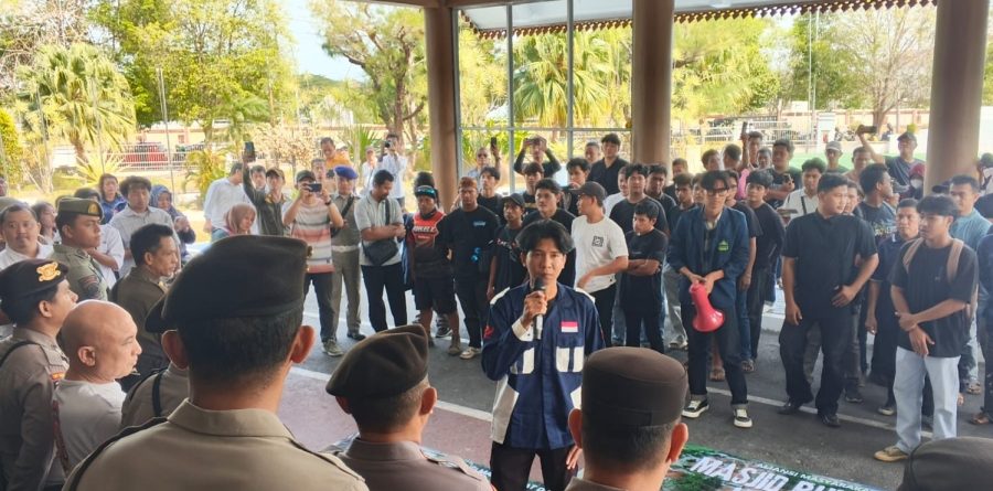 Ratusan Warga Bedengung Geruduk Kantor DPRD Babel: Desak Kades Amrullah Diberhentikan