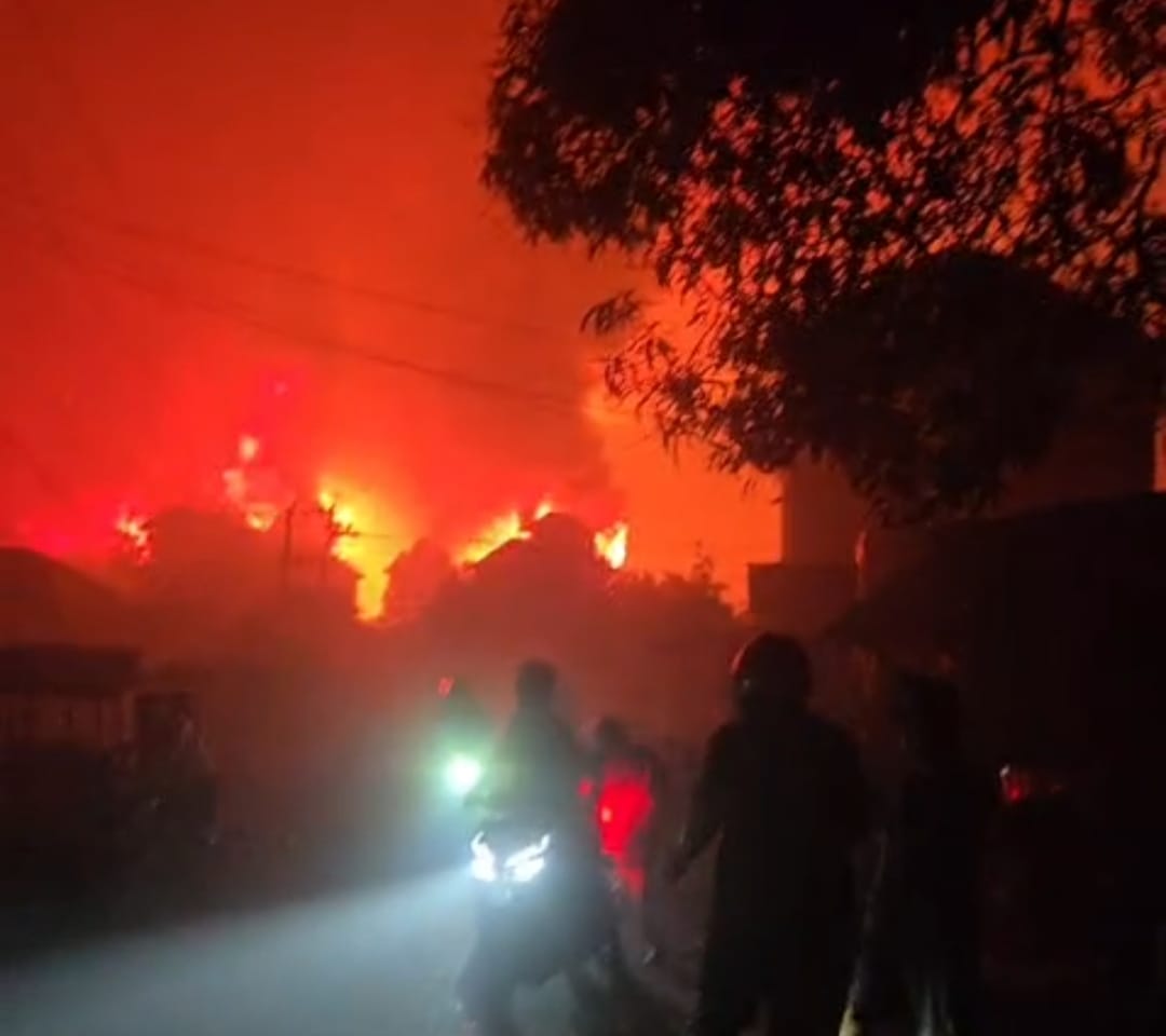 Breaking News: Jago Merah Ngamuk, Puluhan Rumah di Dusun Serdang Hangus Dilalap Api