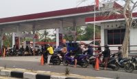 Nosel SPBU Lain Macet, Kendaraan Serbu SPBU Pal 3 Bangka Barat hingga Mengular