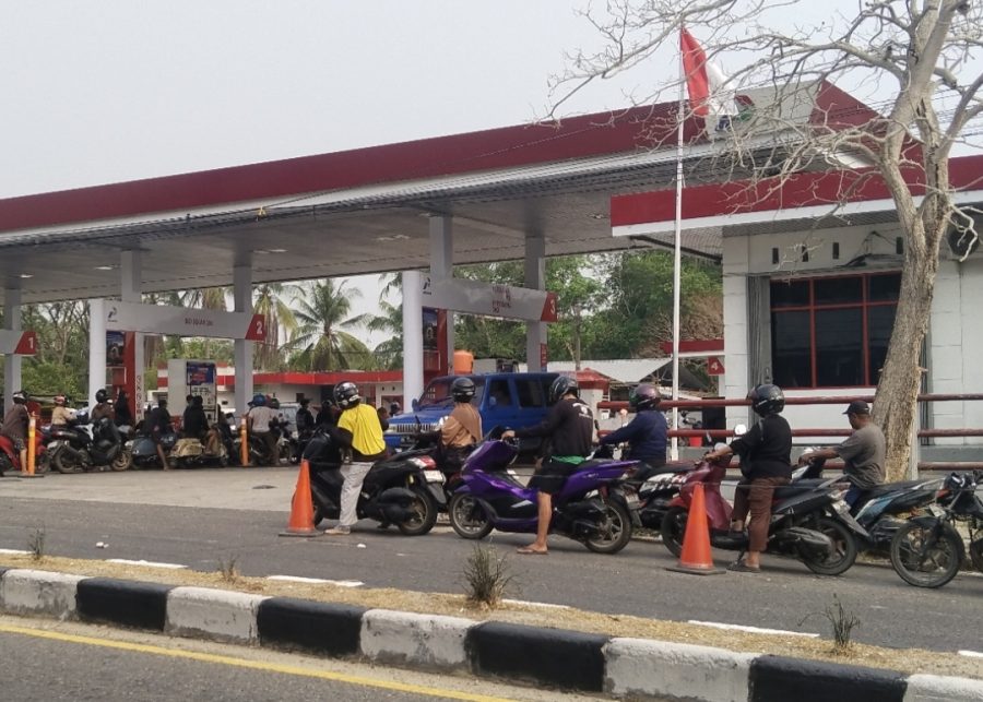 Nosel SPBU Lain Macet, Kendaraan Serbu SPBU Pal 3 Bangka Barat hingga Mengular