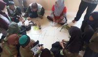 Edukasi Budaya Lokal: SD IT Alam Cahaya Gelar Pembelajaran Kerajinan Resam di Desa Sengir