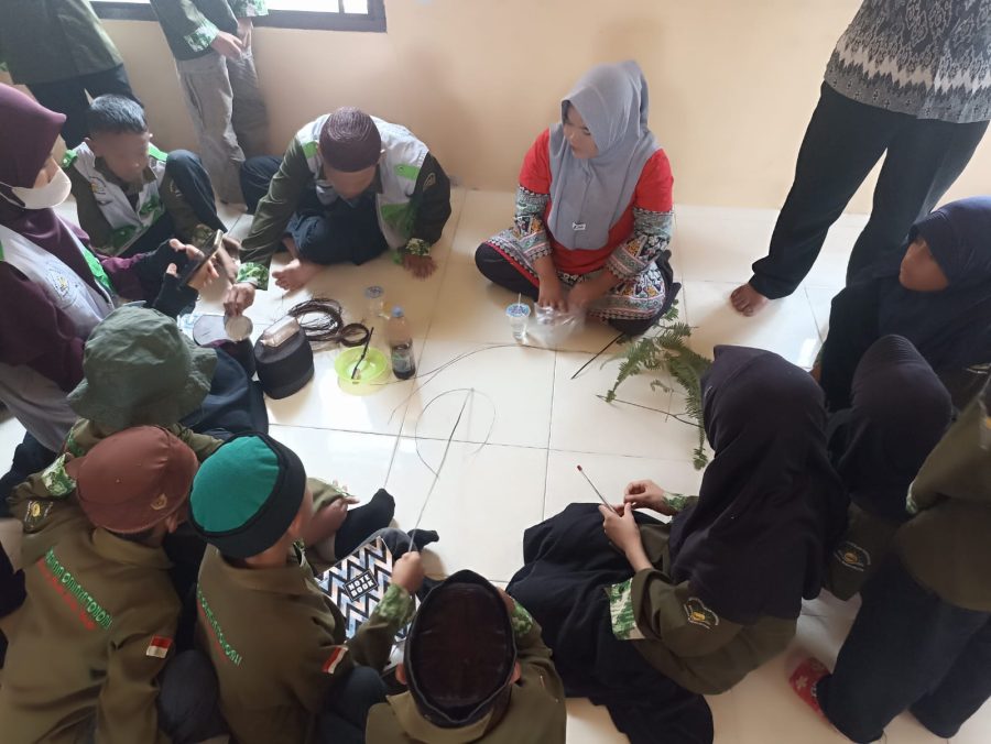 Edukasi Budaya Lokal: SD IT Alam Cahaya Gelar Pembelajaran Kerajinan Resam di Desa Sengir
