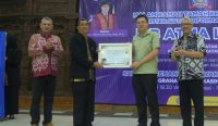 Gencar Tingkatkan Kompetensi ASN, Bupati Bangka Barat Dianugerahi Penghargaan ISB Atma Luhur
