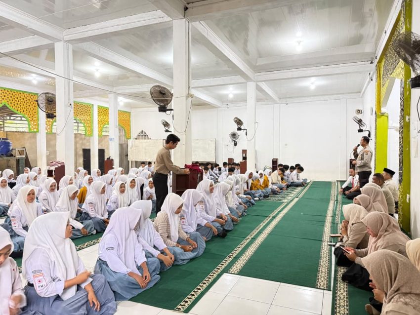 Sambangi SMA Muhammadiyah Toboali, Wakapolres Basel Sosialisasi Program Polisi Peduli Pendidikan