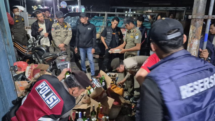 Razia di Ruko Sungai Daeng, Tim Gabungan Bangka Barat Sita Puluhan Botol Miras