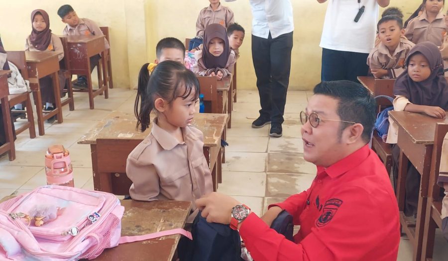 Wujud Komitmen Pendidikan, Pemkab Basel Bagikan Perlengkapan Sekolah Gratis untuk 7.287 Siswa